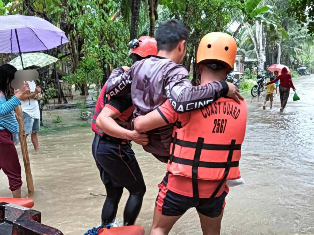 Coast Guard Bfp At Mdrrmo Rumisponde Sa Mga Stranded Sa Baganga