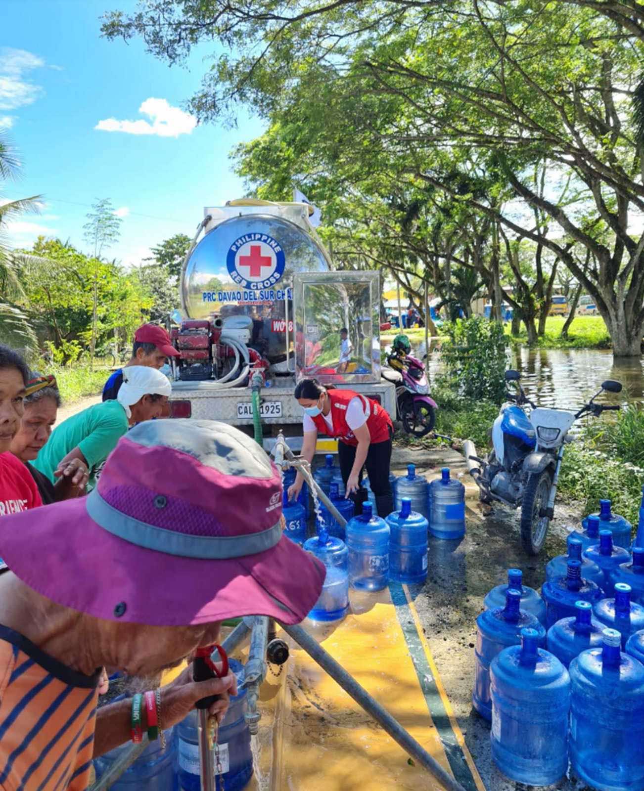 Philippine Red Cross Namahagi Ng Malinis Na Tubig Sa Mga Apektado Ng