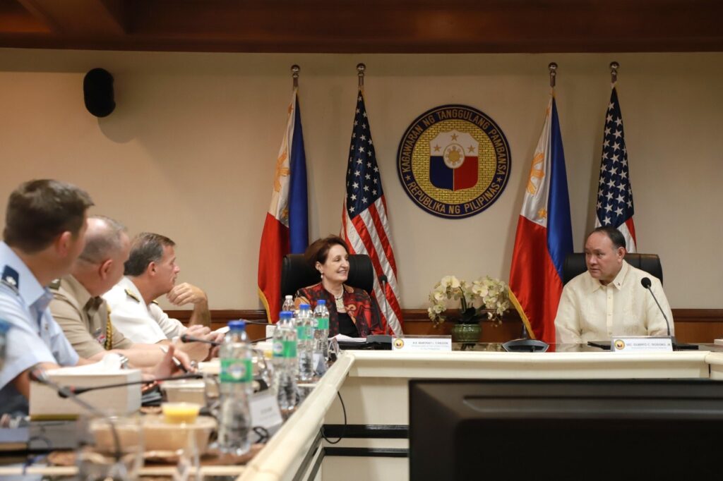 Paninindigan Ni Sec Teodoro At Gen Brawner Sa Ayungin Shoal Pinuri