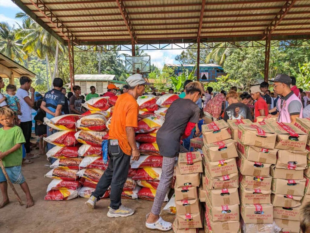 Ayuda para sa mahigit 1K pamilya ng mga bakwit sa bayan ng Maimbung ...