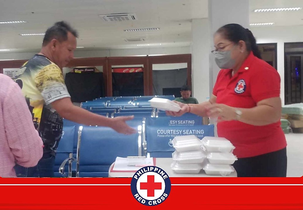 Philippine Red Cross, rumesponde sa mga stranded na pasahero sa Ubay ...