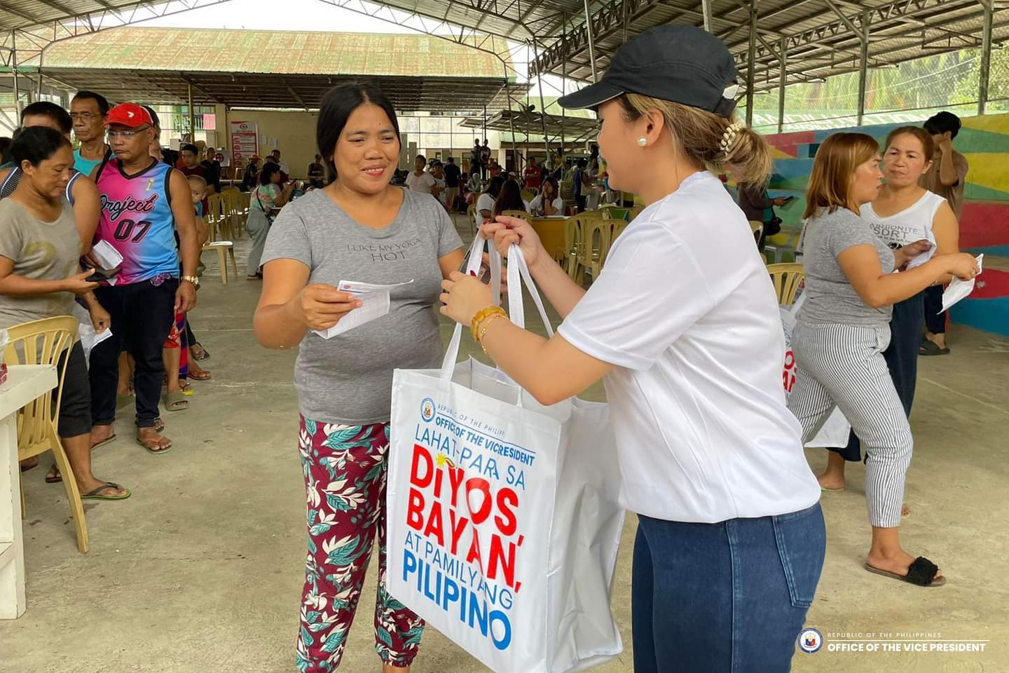 Ovp Namahagi Ng Ayuda Sa Mga Pamilyang Inilikas Sa Evacuation Centers Sa Maco Davao De Oro 5349